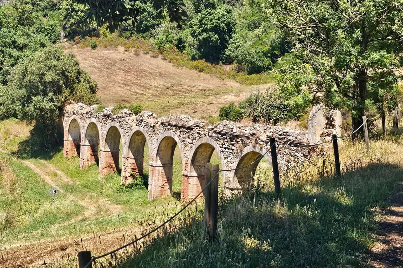 L'antico Acquedotto Lorenese si snoda tra le colline verdi della Val di Cornia, tappa del tour in e-bike