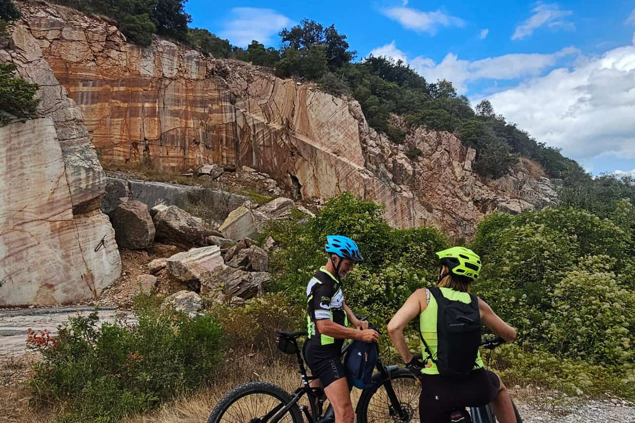 ciclisti durante il tour in e-bike in val di cornia