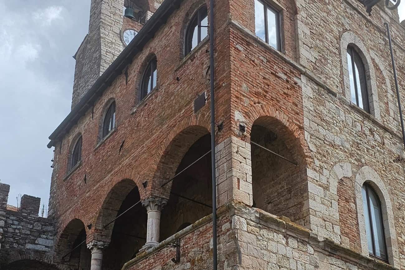 Facciata in pietra e mattoni del Palazzo comunale di Suvereto, testimone silenzioso di secoli di storia