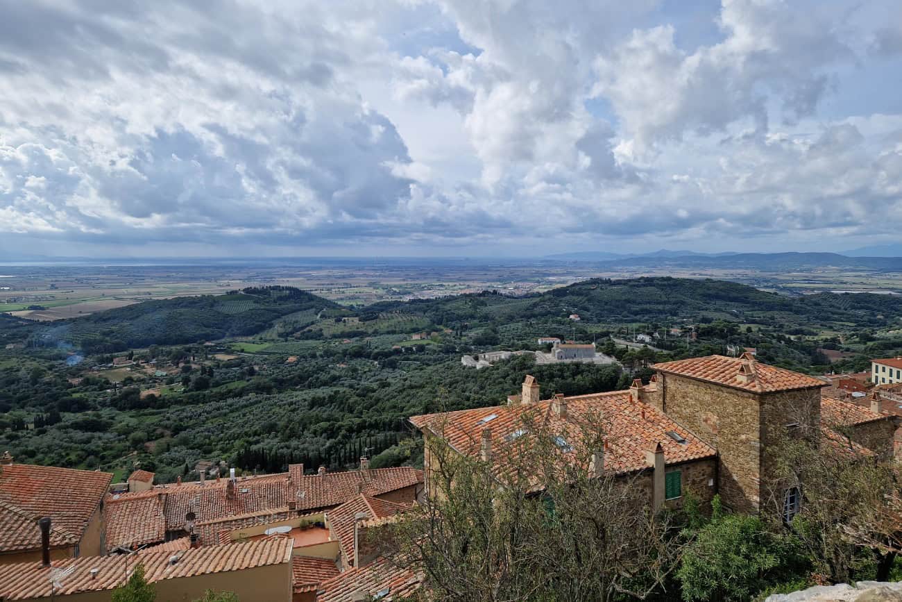 Vista mozzafiato sulla Val di Cornia e della costa tirrenica dalla Rocca di Campiglia Marittima