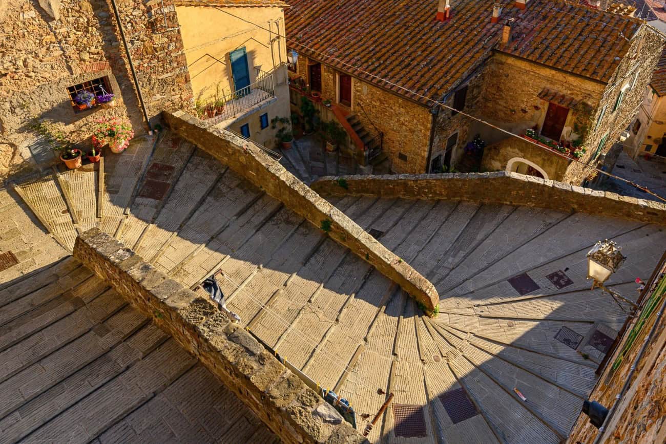 Suggestiva scalinata medievale che si snoda tra gli edifici storici di Campiglia Marittima