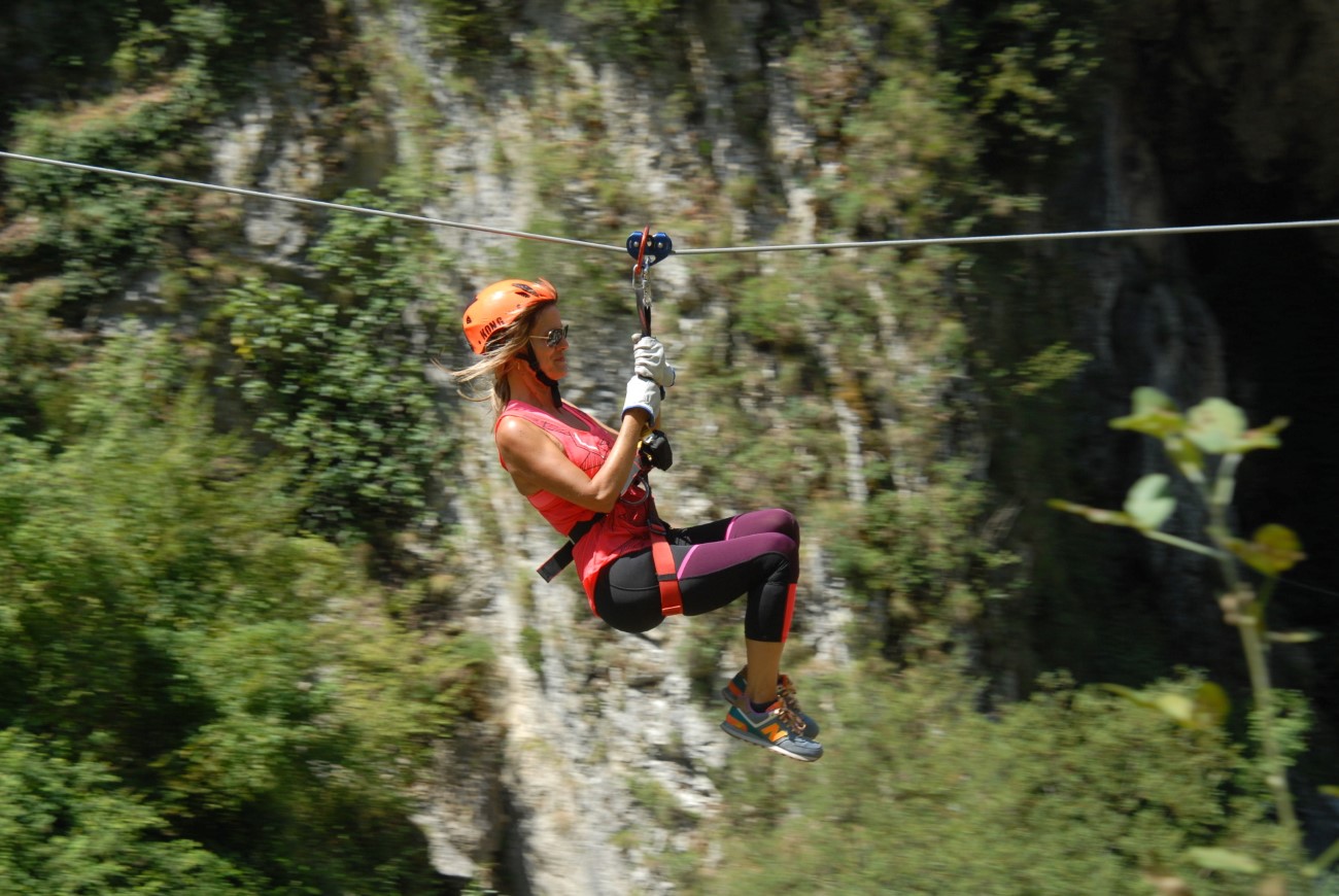 Volo con zipline in lunigiana alle grotte di equi