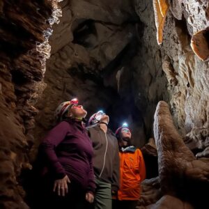 Visita al buio le grotte di equi con casco con luce frontale