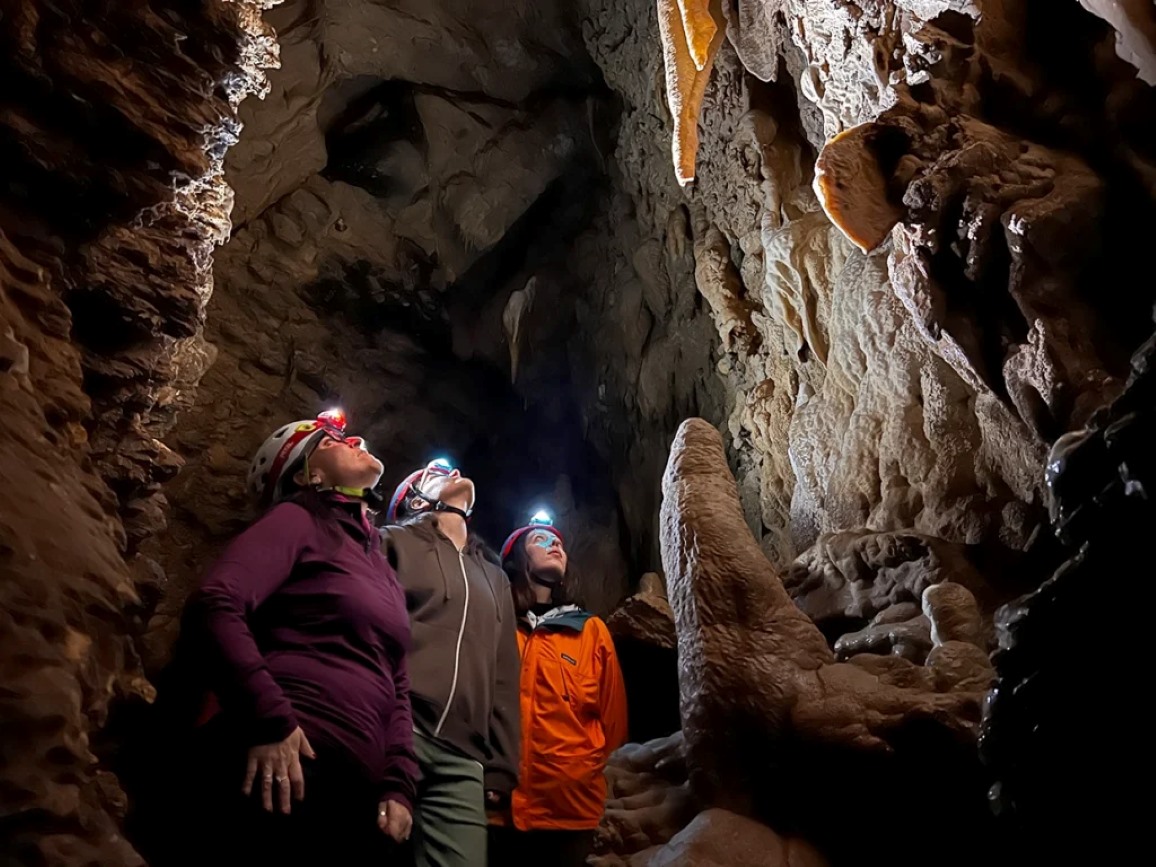 Visita al buio le Grotte di Equi terme, solo con casco con luce frontale