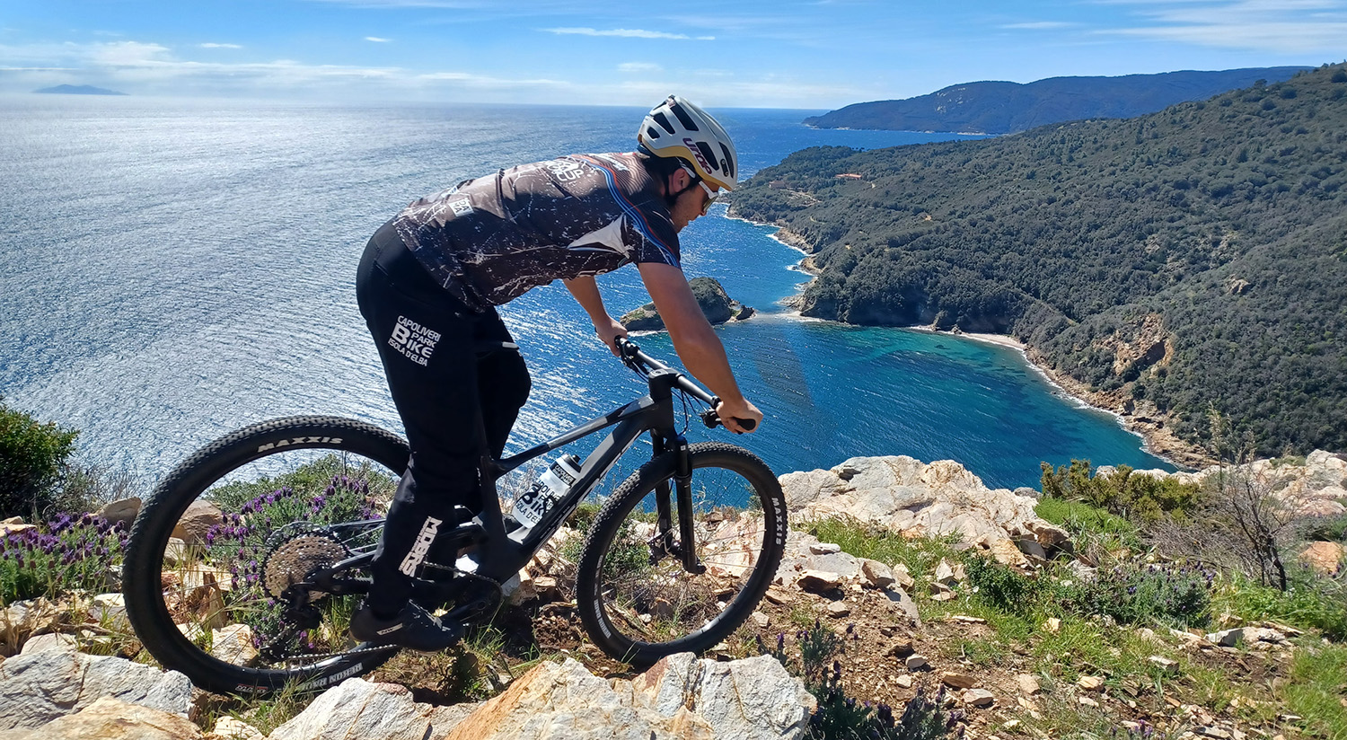 Un rider in sella a una e-mtb con Bike Hub, punto di riferimento per il noleggio bici e tour guidati all'Isola d'Elba